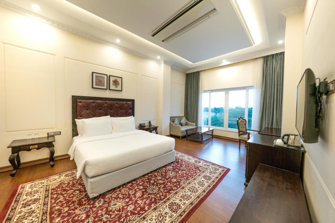 Fairway Golf & Lake Resort Naya Raipur Exterior foto